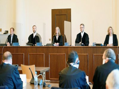 Les juges dont la présidente du tribunal Anne Meier-Goering (c) le 23 juillet 2020 au tribunal à Hambourg, au dernier jour du procès de l'ancien gardien de camp nazi Bruno Dey, condamné à deux ans de prison avec sursis - FABIAN BIMMER [POOL/AFP]