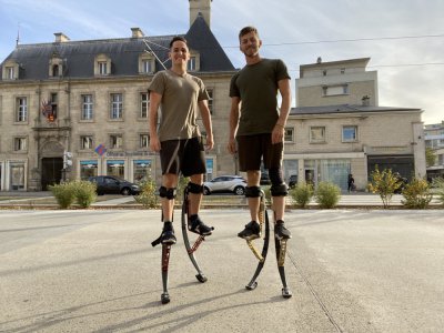 Quentin Deglise et Kilian Sanlefranque pratiquent les échasses urbaines à Caen. - Quentin Deglise