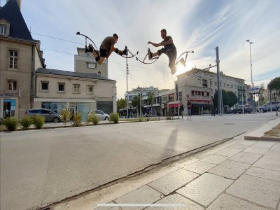 Quentin Deglise et Kilian Sanlefranque pratiquent les échasses urbaines à Caen. Vous pourriez les croiser sur la place Saint-Pierre, en véritables acrobates. - Quentin Deglise