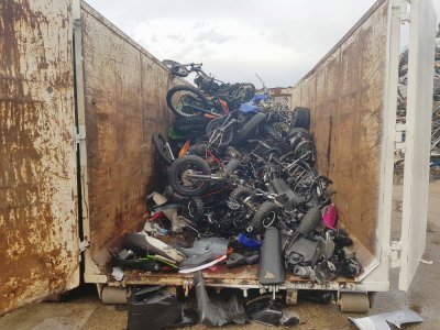 Voilà ce qu'il reste des véhicules après le passage d'une pince d'un véhicule de chantier… La société Unifer va ensuite recycler une partie des matériaux.
