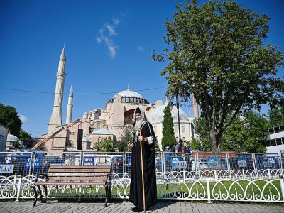 Un passant devant l'ancenne basilique Sainte-Sophie à Istanbul le 23 juillet 2020 - Ozan KOSE [AFP]