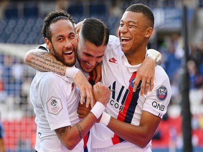 Neymar, Mauro Icardi et Kylian Mbappé célèbrent un but contre Waasland-Beveren, le 17 juillet 2020 au Parc des princes - Anne-Christine POUJOULAT [AFP/Archives]