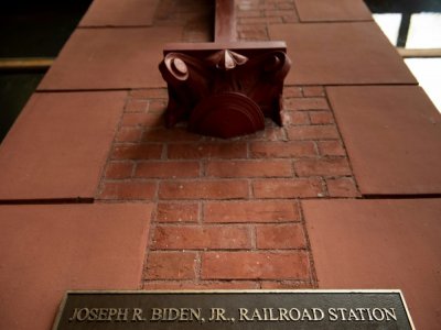 Une plaque à la gare de Wilmington (Delaware), qui porte le nom de Joe Biden, le 21 juillet 2020 - Brendan Smialowski [AFP]