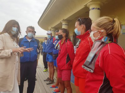 Marlène Schiappa a rencontré les CRS, la police nationale, les sapeurs-pompiers et les nageurs sauveteurs sur les planches de Deauville.