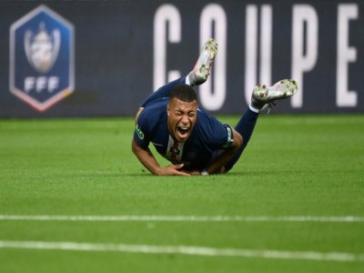 L'attaquant du PSG Kylian Mbappé blessé après un tacle non maîtrisé du capitaine stéphanois Loïc Perrin, en finale de la Coupe de France, le 24 juillet 2020 au stade Stade de France - FRANCK FIFE [AFP]