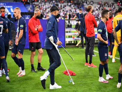 L'attaquant du PSG Kylian Mbappé blessé, après le succès en finale de la  Coupe de France contre Saint-Etienne, le 24 juillet 2020 au Stade de France - FRANCK FIFE [AFP]