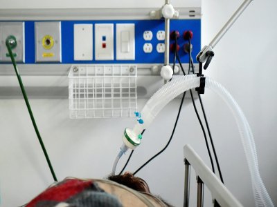 Un malade du Covid-19 reste intubé dans l'unité de soins intensifs de du centre médical de San Luis à Soacha, près de Bogota en Colombie le 24 juillet 2020 - Raul ARBOLEDA [AFP]