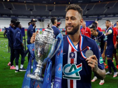 Neymar pose avec la Coupe de France remportée par le Paris SG le 24 juillet 2020 au Stade de France - GEOFFROY VAN DER HASSELT [AFP]