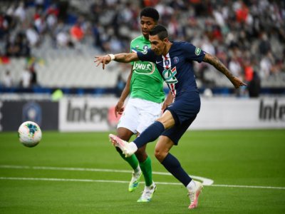 L'attaquant du Paris SG Angel Di Maria frappe au but contre Saint-Etienne lors de la finale de Coupe de France le 24 juillet 2020 au Stade de France - FRANCK FIFE [AFP]