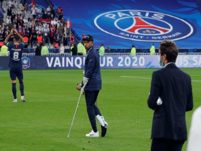 L'attaquant du Paris Saint-Germain Kylian Mbappé, blessé lors de la finale de la Coupe de France, le 24 juillet au Stade de France à Saint-Denis - GEOFFROY VAN DER HASSELT [AFP]