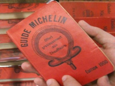Une première édition du guide Michelin datant de 1900 photographiée le 19 juillet 2000 trois jours avant une mise aux enchères à Clermont-Ferrand - Eric CABANIS [AFP/Archives]