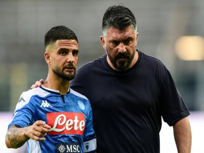L'attaquant de Naples Lorenzo Insigne (g) et son entraîneur Gennaro Gattuso lors du match contre l'Atalanta, le 2 juillet 2020 à Bergame - Miguel MEDINA [AFP/Archives]