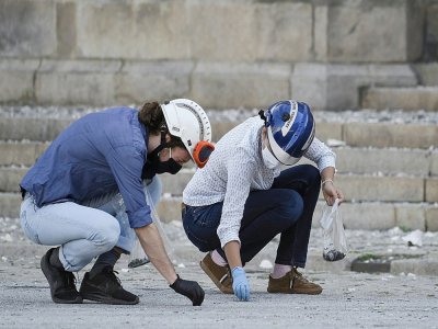 Des experts collectent des débris de vitraux devant la cathédrale Saint-Pierre-et-Saint-Paul à Nantes le 19 juillet 2020 - Sebastien SALOM-GOMIS [AFP/Archives]
