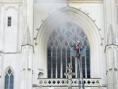 Des pompiers tentent d'éteindre l'incendie de la cathédrale Saint-Pierre-et-Saint-Paul à Nantes le 18 juillet 2020 - Sebastien SALOM-GOMIS [AFP/Archives]