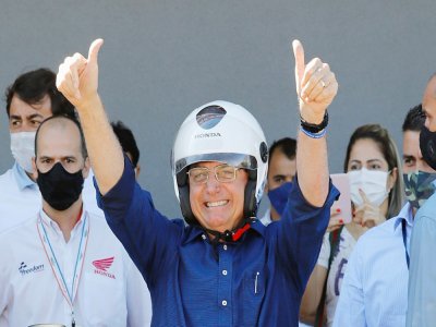 Le président brésilien Jair Bolsonaro lors de sa tournée en moto le 25 juillet 2020 - Sergio LIMA [AFP]