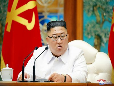 Le dirigeant nord-coréen Kim Jong Un lors d'une réunion d'urgence du bureau politique suite à un premier cas présumé de Covid-19 le 25 juillet 2020 - STR [KCNA VIA KNS/AFP]