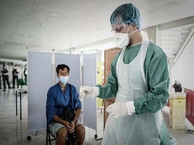 Un membre du personnel soignant effectue un test du Covid-19 à l'aérpprt international de Bordeaux, en France, le 23 juillet 2020 - Philippe LOPEZ [AFP]