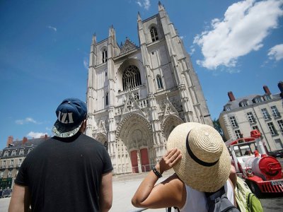 Des passantes contemplent la cathédrale Saint-Pierre-et-Saint-Paul à Nantes, le 20 juillet 2020 - Loic VENANCE [AFP/Archives]