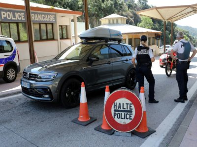 Des policiers contrôlent des véhicules à la frontière franco-espagnole au Perthus (Pyrénées-Orientales), le 24 juillet 2020 - RAYMOND ROIG [AFP]