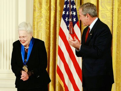 L'actrice américaine Olivia de Havilland aux côtés de l'ex-président George W. Bush reçoit la  médaille nationale des arts  le 17 novembre 2008 à Washington - MARK WILSON [GETTY IMAGES NORTH AMERICA/AFP/Archives]