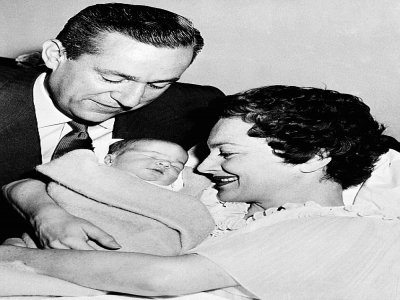 Olivia de Havilland avec son mari, le Français Pierre Galante, et leur fille Gisèle, le 21 juillet 1956 à Neuilly-sur-Seine - - [INTERCONTINENTALE/AFP/Archives]