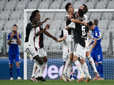 Cristiano Ronaldo (C) est enlacé par ses coéquipiers après avoir ouvert le score pour la Juventus contre la Sampdoria à Turin, le 26 juillet 2020 - MARCO BERTORELLO [AFP]