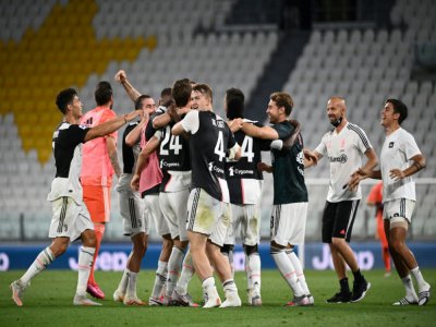Les joueurs de la Juventus en liesse après la conquête du 9e titre de champion d'Italie à l'issue de la victoire sur la Sampdoria à Turin, le 26 juillet 2020 - MARCO BERTORELLO [AFP]