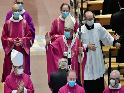 L'archevêque de Barcelone Juan Jose Omella (C) et des membres du clergé à la Sagrada Familia à Barcelone le 26 juillet 2020 - Pau BARRENA [AFP]