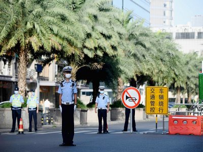 Des policiers bloquent la route menant au consulat des États-Unis à Chengdu, dans la province du Sichuan, dans le sud-ouest de la Chine, le 27 juillet 2020 - Noel Celis [AFP]