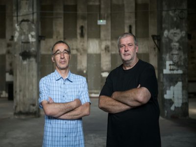 Markus Steffens (g) et Carsten Seiffarth, les curateurs de l'exposition sonore au Berghain, le 24 juillet 2020 à Berlin - STEFANIE LOOS [AFP]