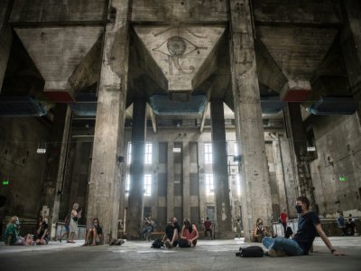 Des visiteurs assistent à une exposition sonore inédite au Berghain, le prestigieux temple de la techno, le 24 juillet 2020 à Berlin - STEFANIE LOOS [AFP]