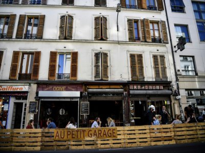 Des personnes prennent un verre à la terrasse élargie d'un bar, le 23 juillet 2020 à Paris - Christophe ARCHAMBAULT [AFP]