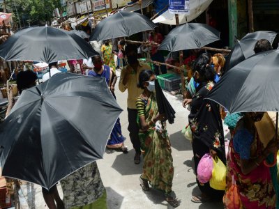 Des parapluies distribuées par les autorités pour maintenir les distances sociales  à Madras, le 27 juillet 2020 - Arun SANKAR [AFP]