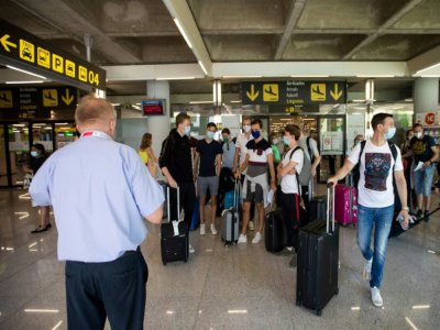 Touristes à l'aéroport de Palma de Mallorque le 27 juillet 2020 - JAIME REINA [AFP]