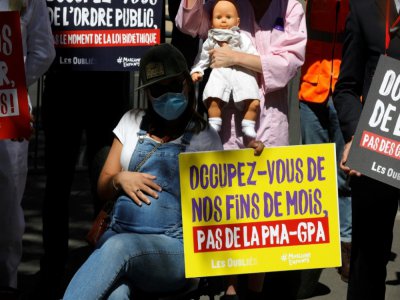 Des militants et militantes de la Manif pour Tous protestent contre la PMA pour toutes les femmes le 27 juillet 2020 à Paris - GEOFFROY VAN DER HASSELT [AFP]