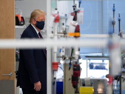 Le président américain Donald Trump porte un masque de protection lors de la visite d'un laboratoire travaillant sur un vaccin, le 27 juillet 2020 à Morrisville, en Caroline du Nord - JIM WATSON [AFP]
