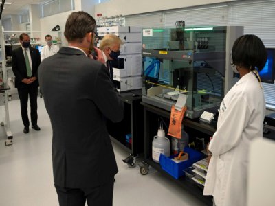 Le président américain Donald Trump visite le laboratoire Fujifilm Diosynth Biotechnologies, le 27 juillet 2020 à Morrisville, en Caroline du Nord - JIM WATSON [AFP]