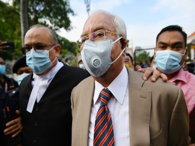 L'ex-Premier ministre malaisien Najib Razak (c) arrive à la Haute cour de Kuala Lumpur, le 28 juillet 2020 - Mohd RASFAN [AFP]