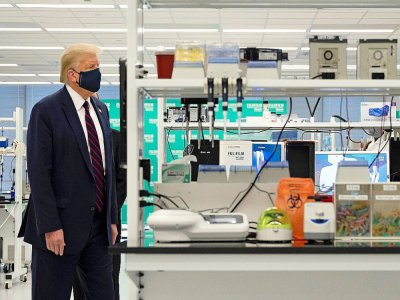 Le président américain Donald Trump visite un laboratoire à Morrisville, en Caroline du Nord, le 27 juillet 2020 - JIM WATSON [AFP]