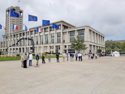 Sur la place de l'hôtel de ville du Havre, un centre de dépistage Covid-19 est installé au moins jusqu'au vendredi 14 août.