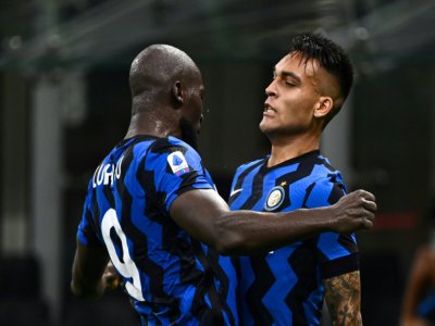 L'attaquant argentin de l'Inter Lautaro Martinez (d) félicité par son coéquipier Romelu Lukaku après son but contre Naples, le 28 juillet 2020 à San Siro - MARCO BERTORELLO [AFP]