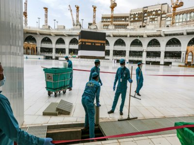 Des employés de nettoyage de la Grande mosquée de La Mecque,le 28 juillet 2020 - - [AFP]