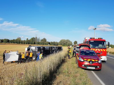 Le mardi 28 juillet, un camion s'est couché sur le côté dans le champ jouxtant la D 6015 à Valliquerville. - Marc Aubault/Le Courrier cauchois