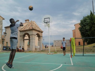 Activité basket organisée pour des enfants en colonie apprenante le 28 juillet 2020 sur l'île Sainte-Marguerite près de Cannes - YANN COATSALIOU [AFP]