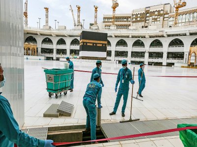 Des employés de nettoyage de la Grande mosquée de La Mecque,le 28 juillet 2020 - - [AFP]