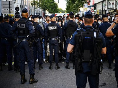 Les forces de l'ordre font face aux migrants lors de l'évacuation de leur campement à Aubervilliers le 29 juillet 2020 - Christophe ARCHAMBAULT [AFP]