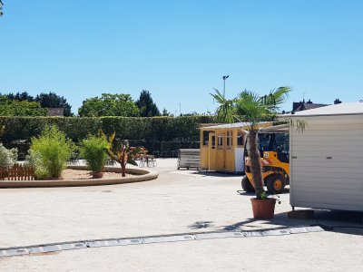 Les ultimes préparatifs d'Alençon-Plage sur le parc des Promenades, avant l'ouverture le jeudi 30 juillet.