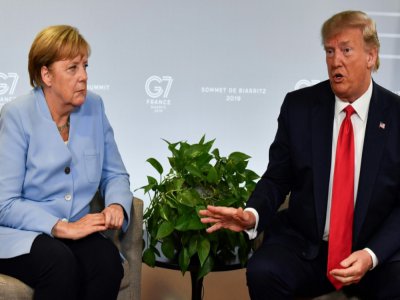 (ARCHIVES) La chancelière allemande Angela Merkel (g) et le président américain Donald Trump (d) au cours d'une rencontre bilatérale en marge d'une réunion du G7 le 25 août 2019 à Biarritz (sud-ouest de la France) - Nicholas Kamm [AFP/Archives]