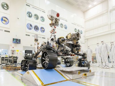 Photo fournie par la Nasa du rover Perseverance effectuant ses premiers tests de déplacement dans une salle du laboratoire de la Nasa le 17 décembre 2019 à Pasadena, en Californie - - [NASA/JPL-CALTECH/AFP]