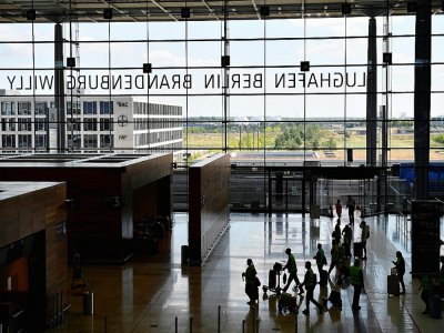 Des candidats au dépistage du coronavirus attendent à l'aéroport de Berlin le 30 juillet 2020. - Tobias Schwarz [AFP]